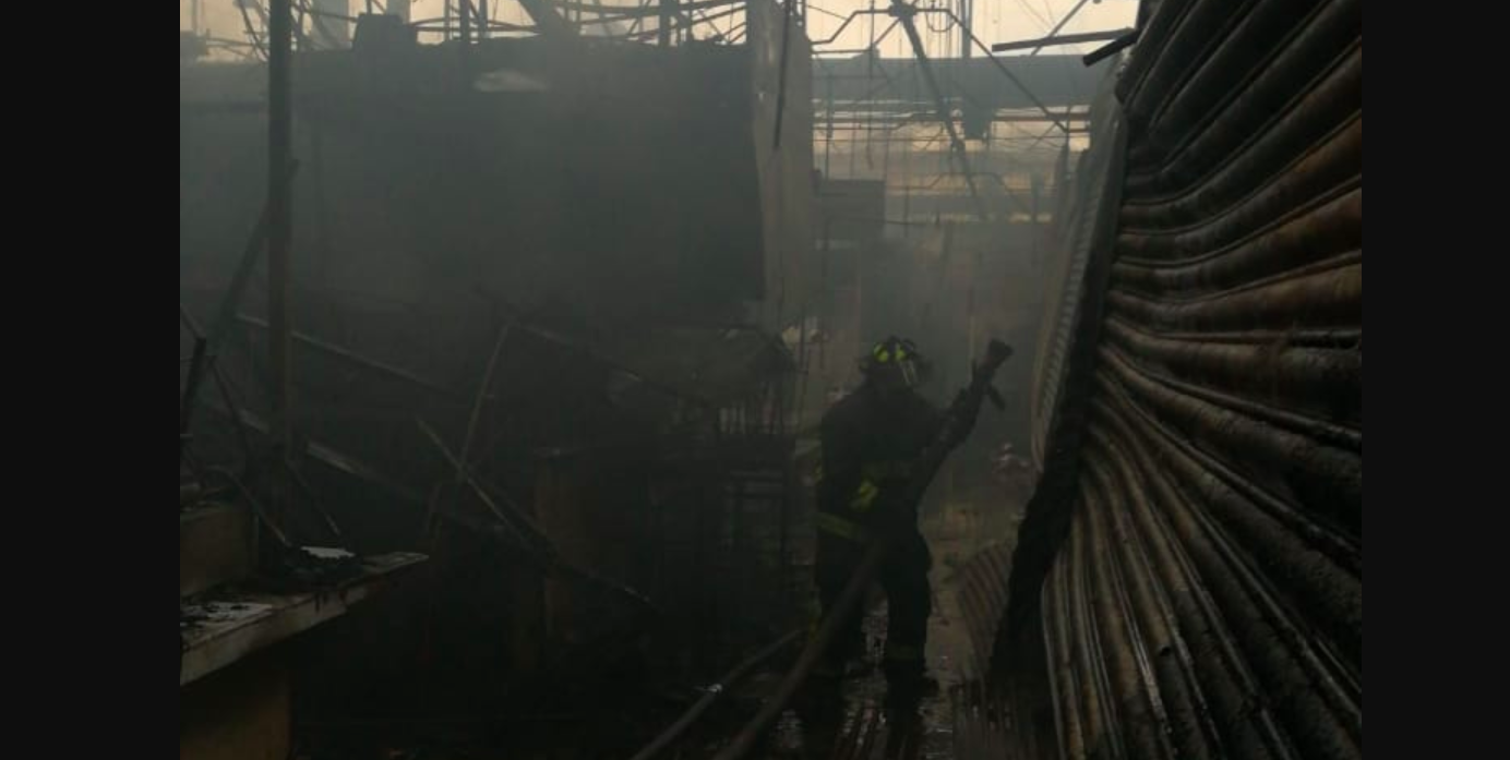 Incendio en mercado de San Cosme daña 181 puestos