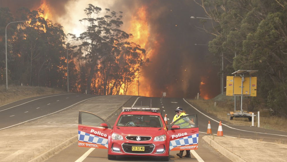 Australia en emergencia por incendios que han dejado dos muertos y miles de atrapados Australia en emergencia por incendios que han dejado dos muertos y miles de atrapados