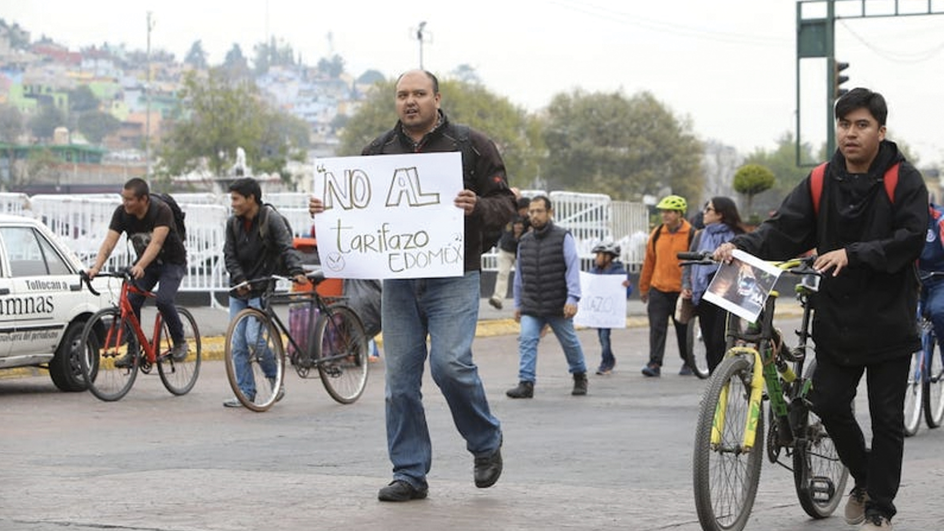Protestan por alza en tarifas de transporte público en Edomex