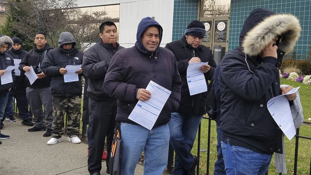 Migrantes retan al frío para solicitar licencias de conducir en Nueva York