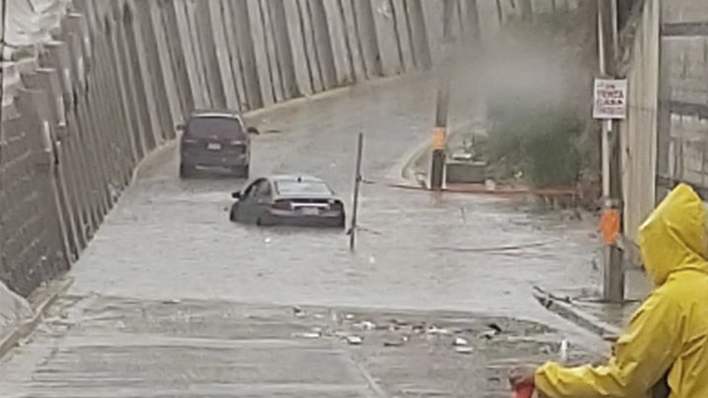 Lluvias en Tijuana inundan vialidades principales