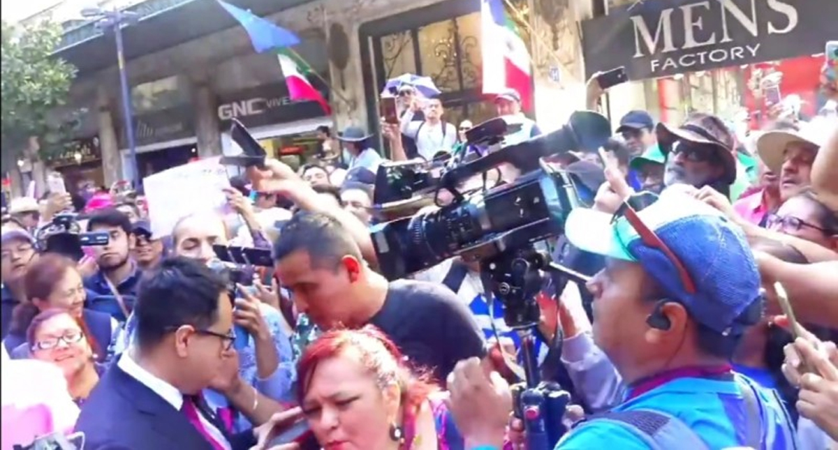 #Video Agreden a reportero Irving Pineda durante informe de López Obrador