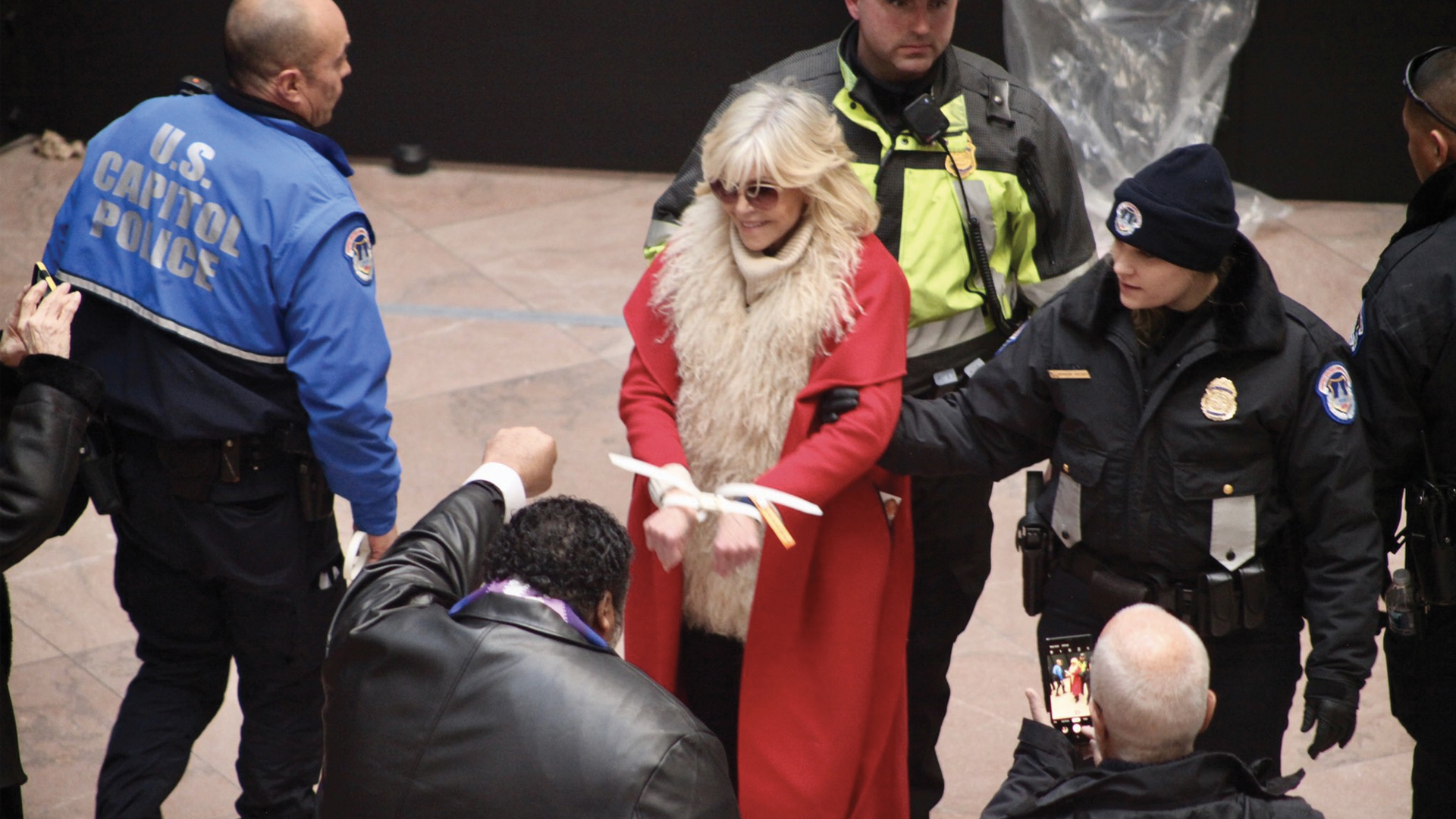 #Video Detienen por quinta vez a Jane Fonda, ahora en víspera de su cumpleaños
