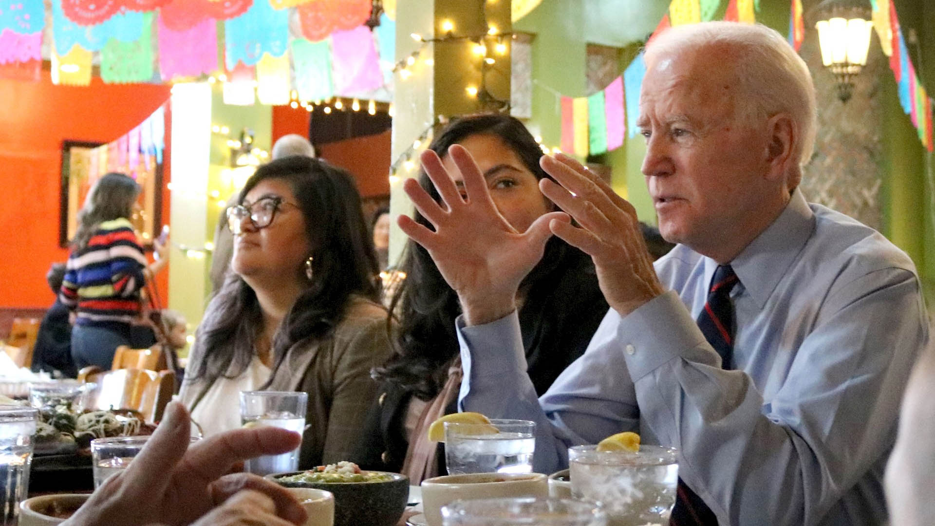 Biden se reúne con comunidad latina en Los Ángeles