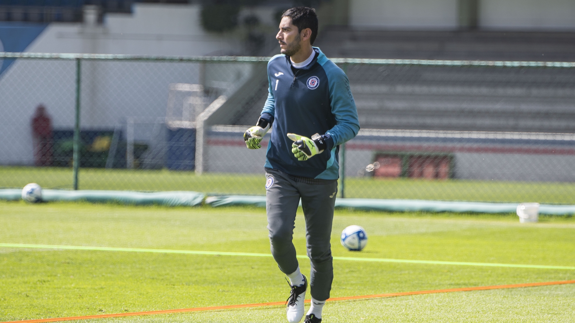 Jesús Corona renueva contrato con Cruz Azul hasta 2021