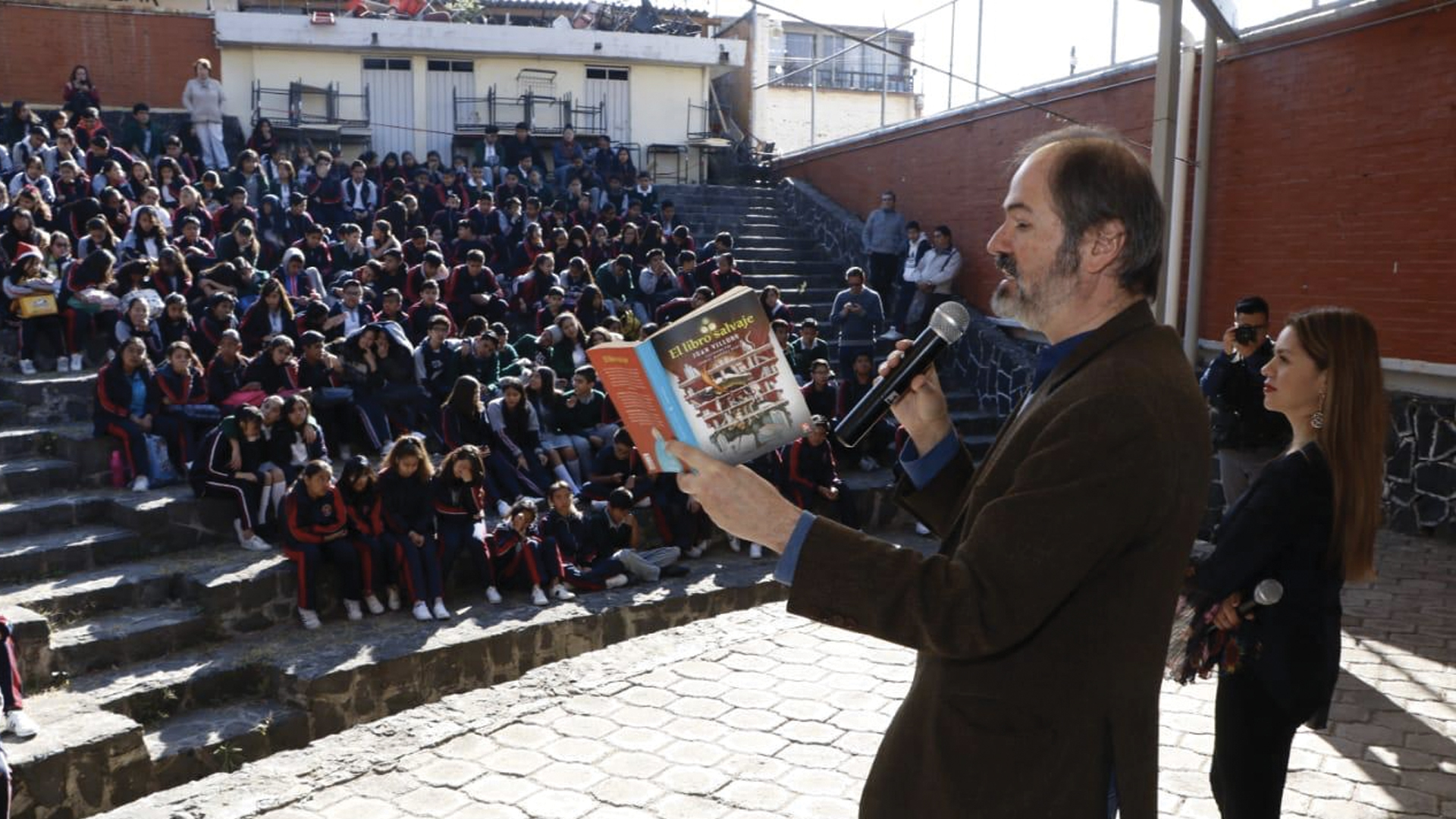 Juan Villoro lee parte de su obra a estudiantes de secundaria en Coyoacán Juan Villoro lee parte de su obra a estudiantes de secundaria en Coyoacán