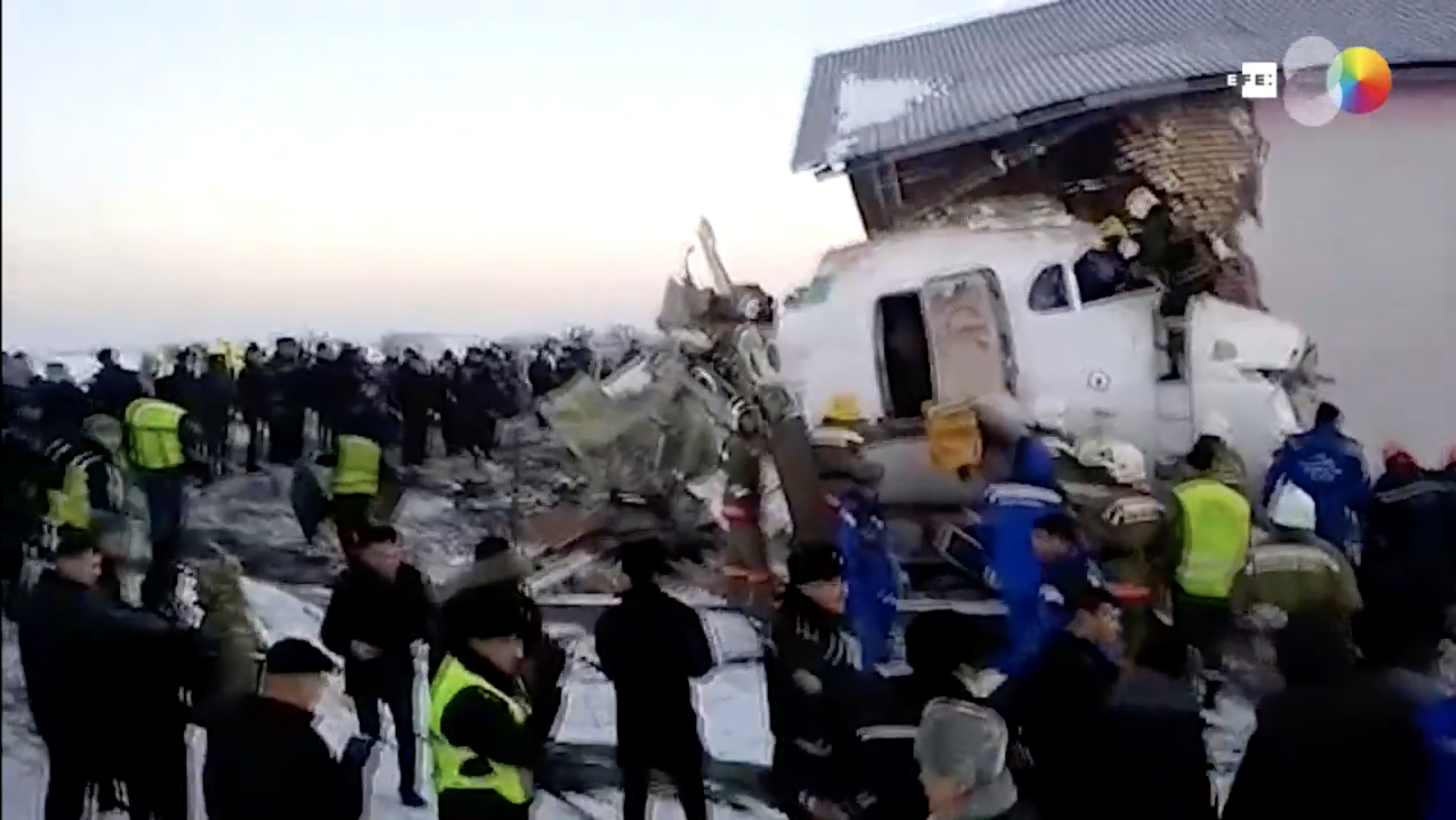 Al menos 15 muertos al estrellarse avión de pasajeros en Kazajistán