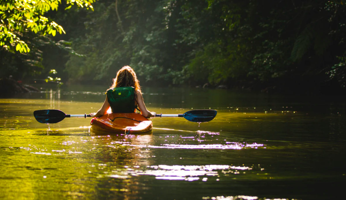 Ofrecen viajes gratis en kayak a cambio de recoger basura