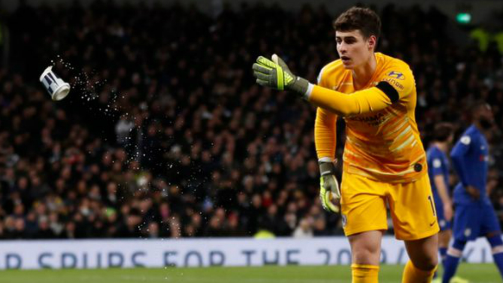Tottenham sancionó al aficionado que tiró vaso a Kepa