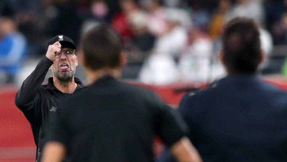 Se retan Klopp y Mohamed en pleno partido