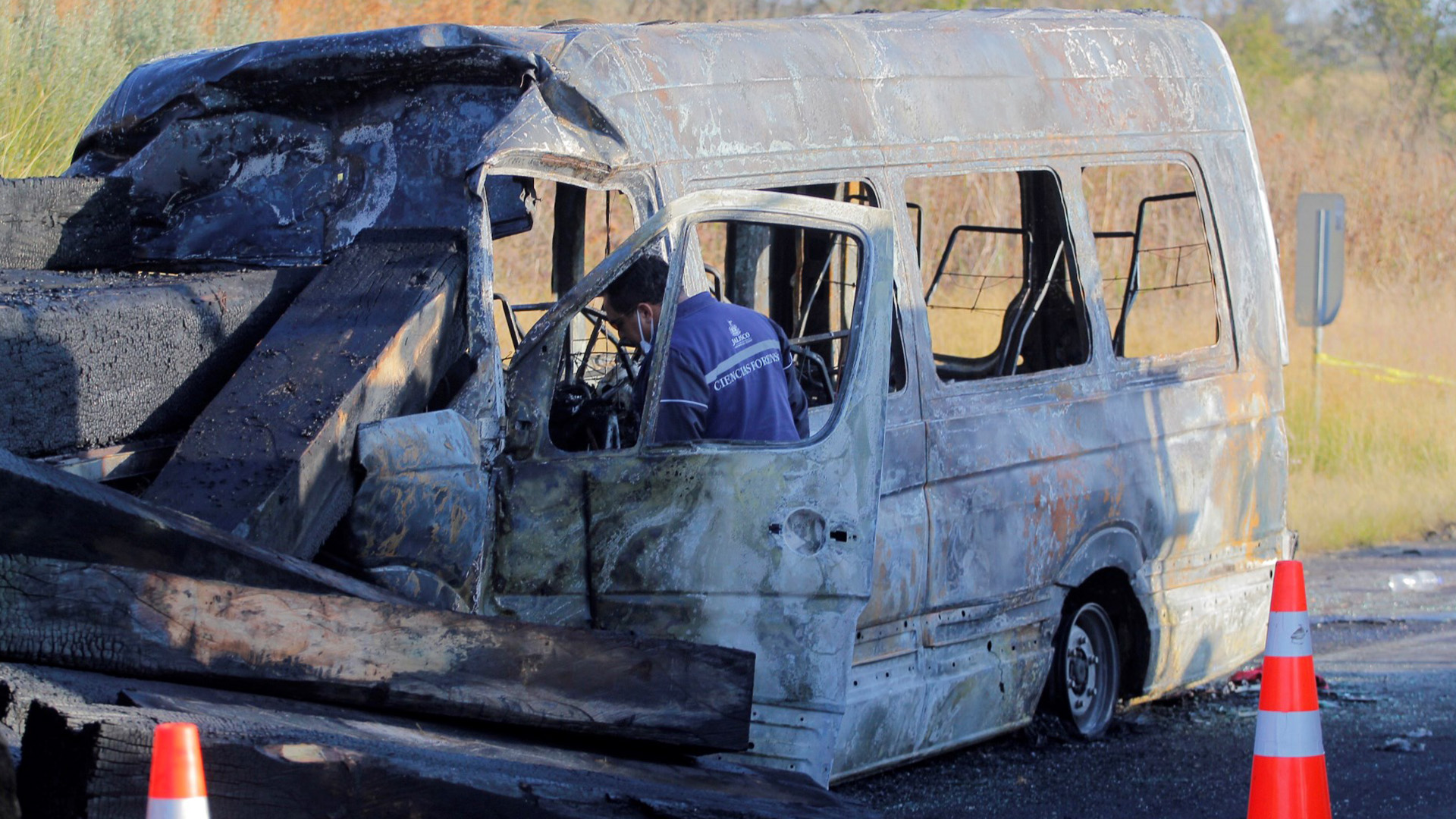 Aumenta a 14 número de muertos en choque sobre autopista de Jalisco - la-camioneta-en-la-que-viajaban-las-victimas-se-incendio-tras-el-choque-contra-un-trailer