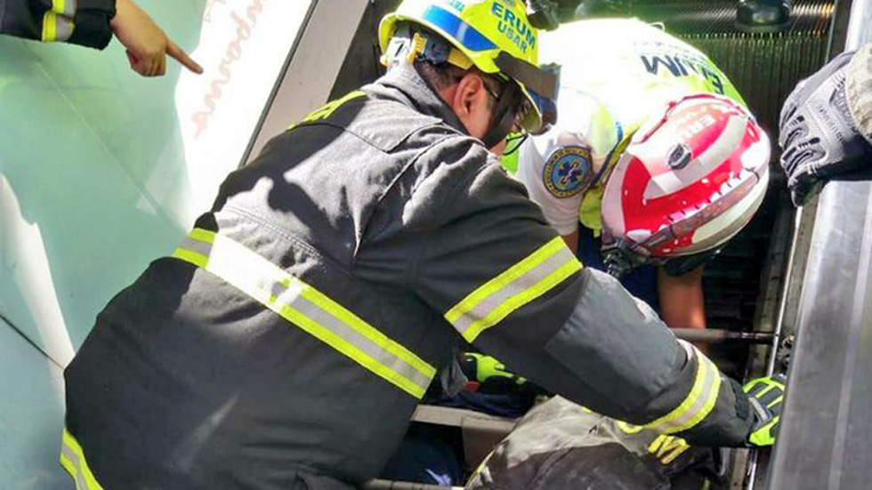 Hombre muere prensado en escaleras eléctricas de plaza comercial en CDMX - labores-para-recuperar-el-cadaver-de-un-hombre-prensado-en-escaleras-electricas-de-torre-mural