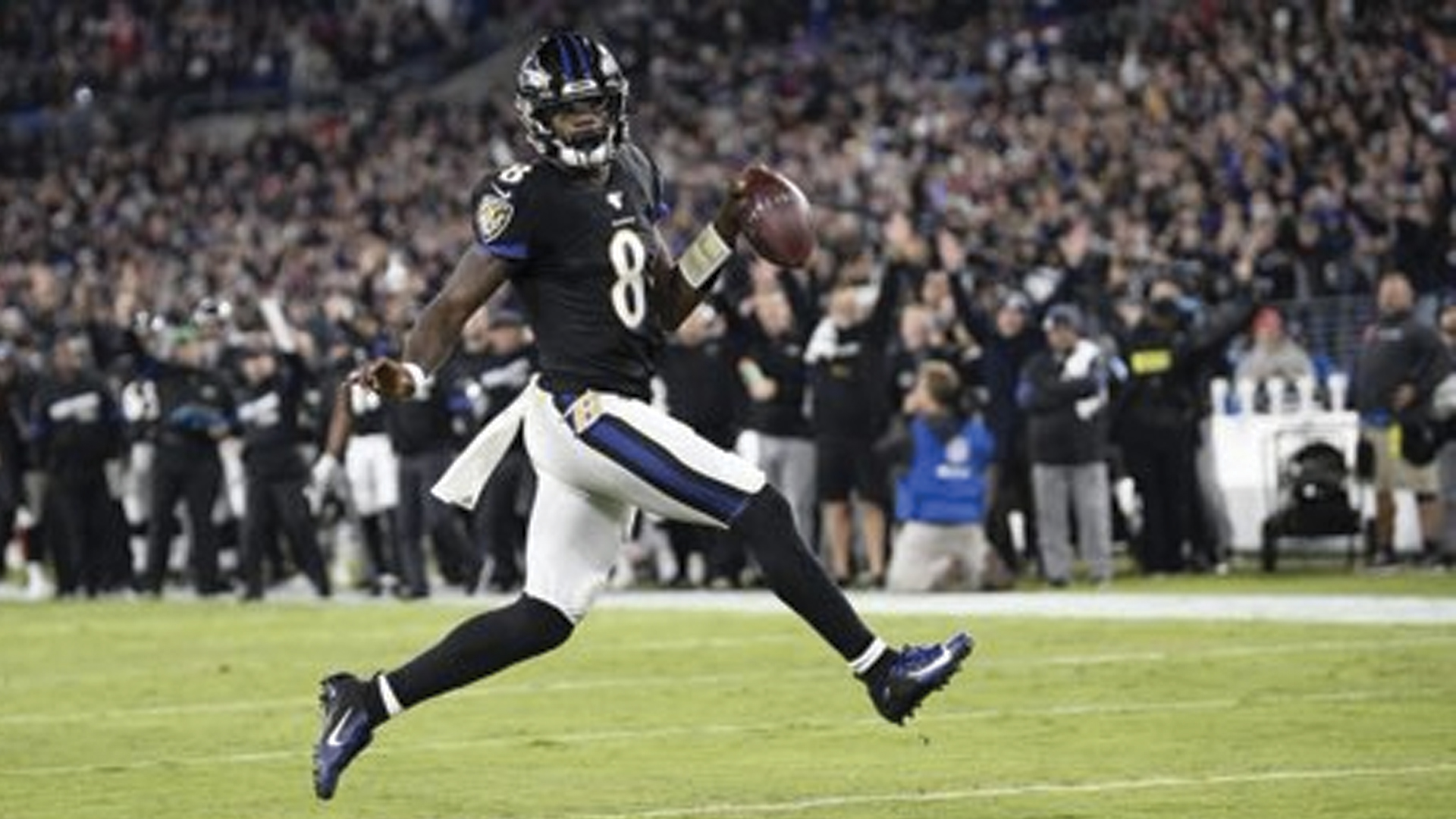 Lamar Jackson rompe récord de yardas terrestres de Michael Vick