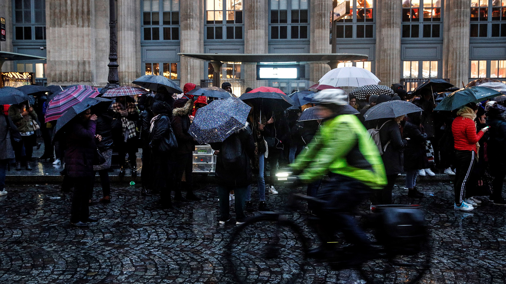 París vive jornada negra por huelga del transporte público - las-personas-tuvieron-que-movilizarse-a-pie-o-en-bicicleta-bajo-la-lluvia-en-paris
