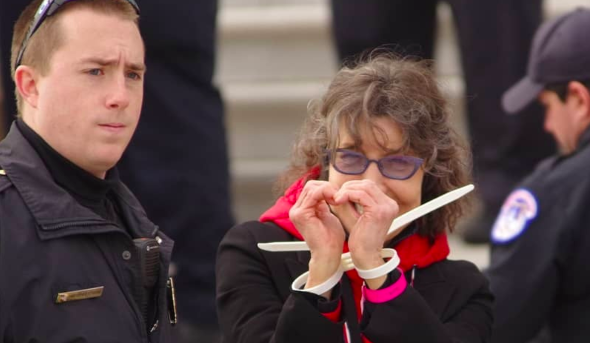 Detienen a la actriz Lily Tomlin durante protesta de Jane Fonda - lily-tomlin-detenida