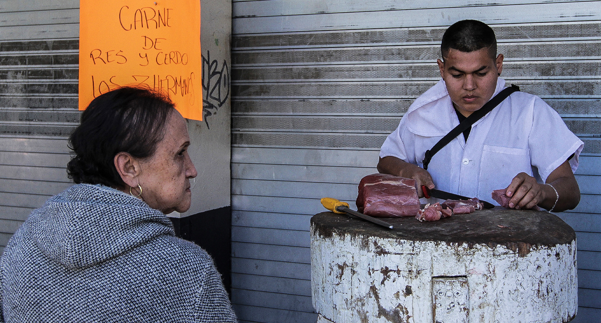 Locatarios del mercado de San Cosme venden en el estacionamiento tras incendio