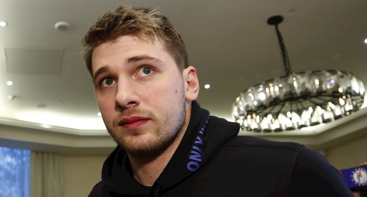 Luka Dončić sufre esguince de tobillo derecho, podría perder la temporada