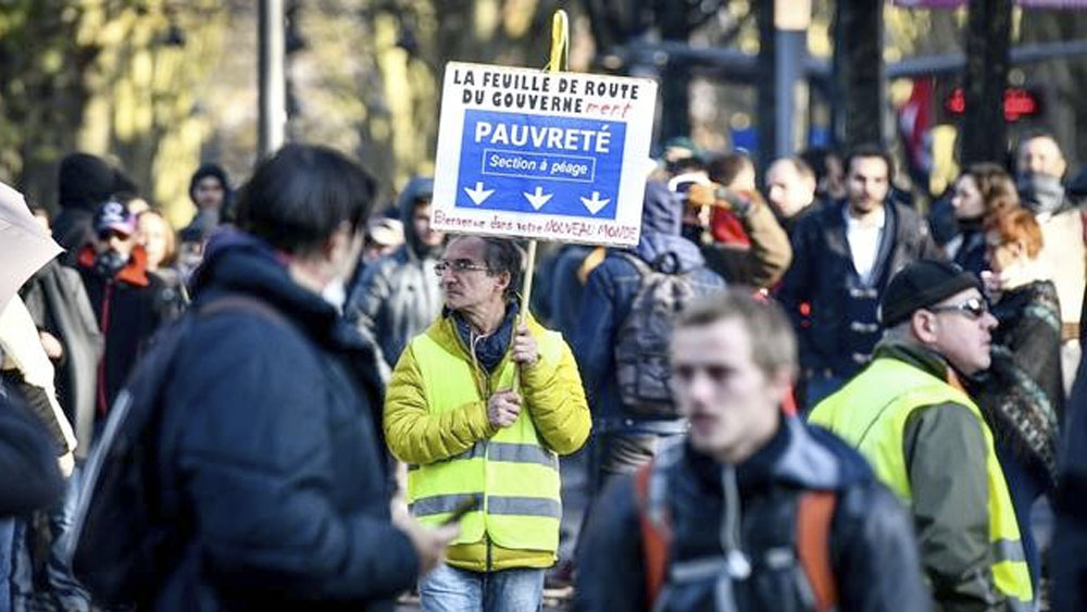 Chalecos amarillos marchan en París en tercer día de huelga
