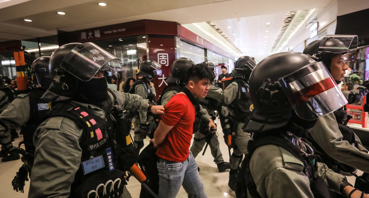 Policía hongkonesa se enfrenta contra manifestantes en centro comercial