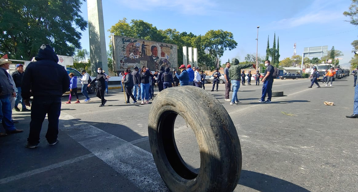Manifestantes bloquean carreteras en Oaxaca por falta de elecciones
