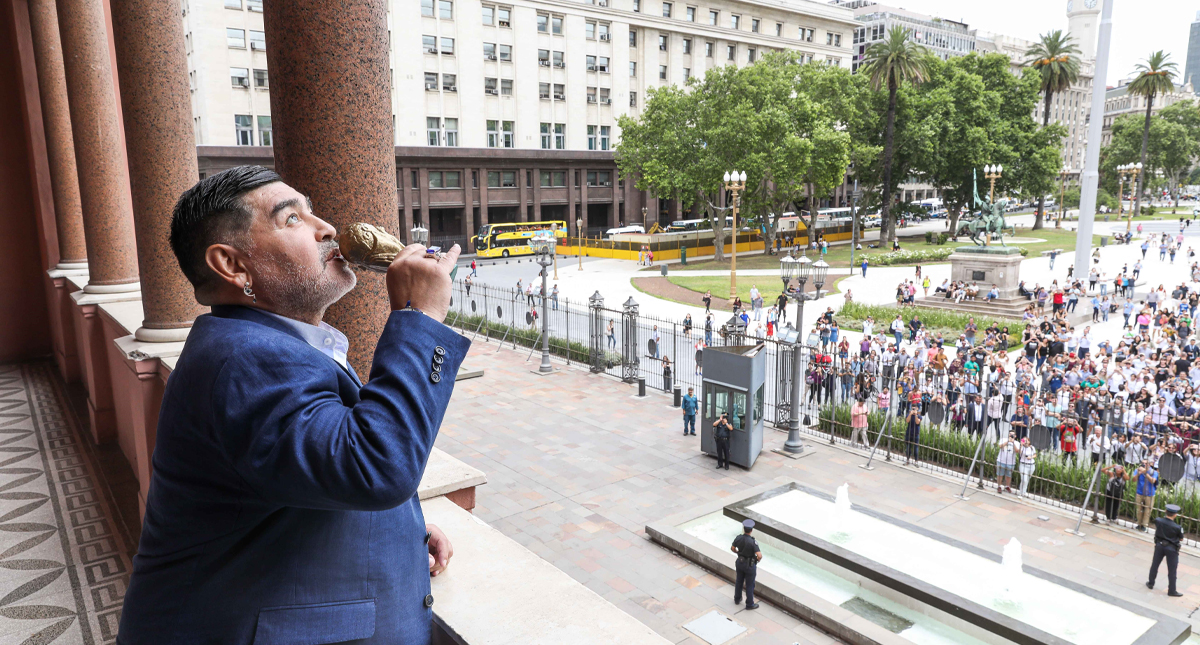 Maradona visita al presidente de Argentina y levanta réplica miniatura de la Copa del Mundo