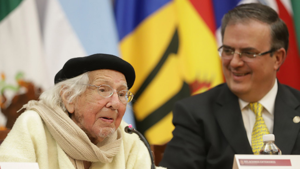 Marcelo Ebrard alerta sobre el avance de ideologías basadas en el odio - marcelo-ebrard-con-el-poeta-ernesto-cardenal