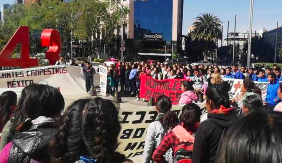 Normalistas de Ayotzinapa realizan marcha en la Ciudad de México