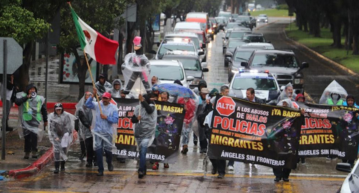Marchan migrantes contra abusos policiales en Tijuana