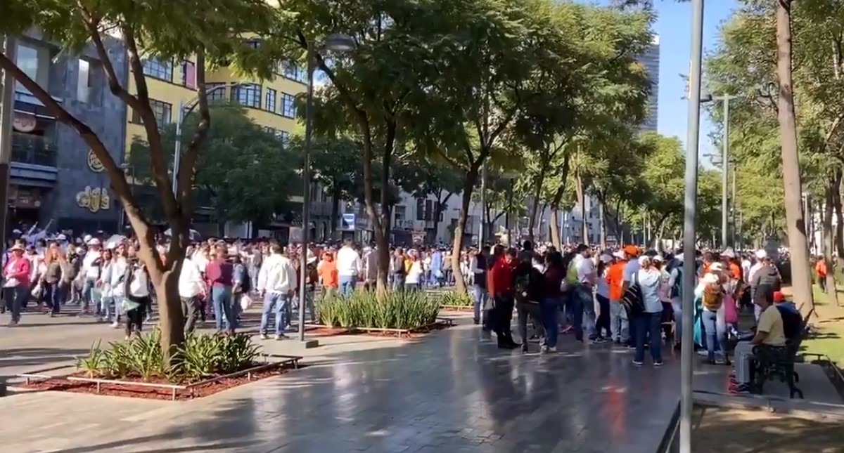 Maestros del SNTE marchan al Zócalo de la Ciudad de México
