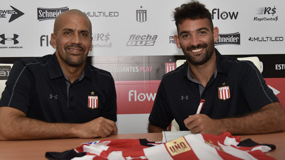 Martín Cauteruccio firma con Estudiantes de la Plata