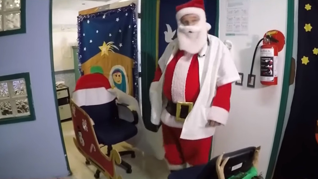 Oncólogo de Guadalajara se disfraza de Santa Claus para sorprender a niños