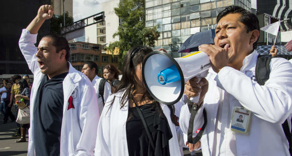 Médicos y enfermeras protestan por plan de retiro voluntario