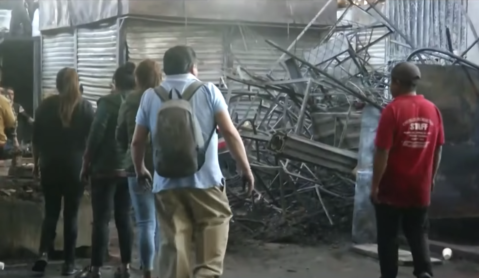 Comerciantes levantan escombros tras incendio en Mercado de la Merced