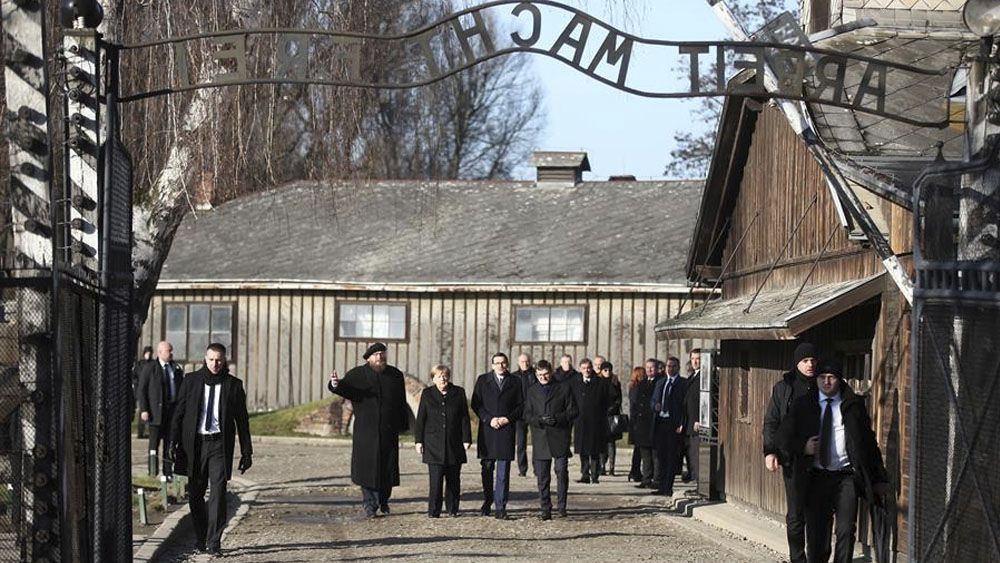 ‘Me siento profundamente avergonzada’, Merkel al visitar el campo de Auschwitz