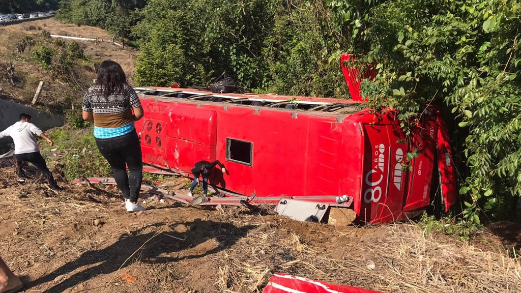 Vuelca autobús en la México-Tuxpan, hay 20 lesionados