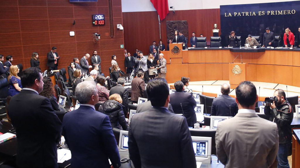 #Video Guardan minuto de silencio en el Senado en memoria de Abril Pérez