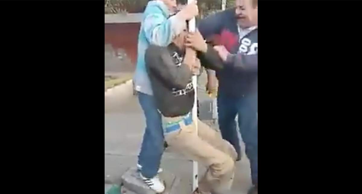 #Video Pasajeros de transporte público de Ecatepec golpean a presunto ladrón