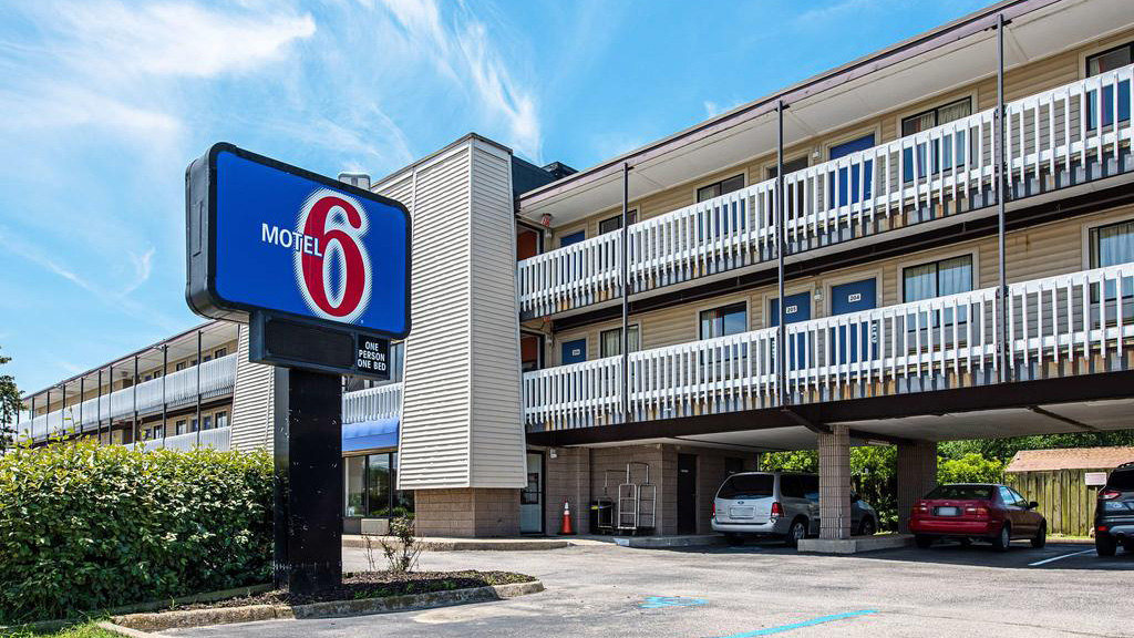 Migrantes denuncian a motel de EE.UU. por delatarlos con autoridades