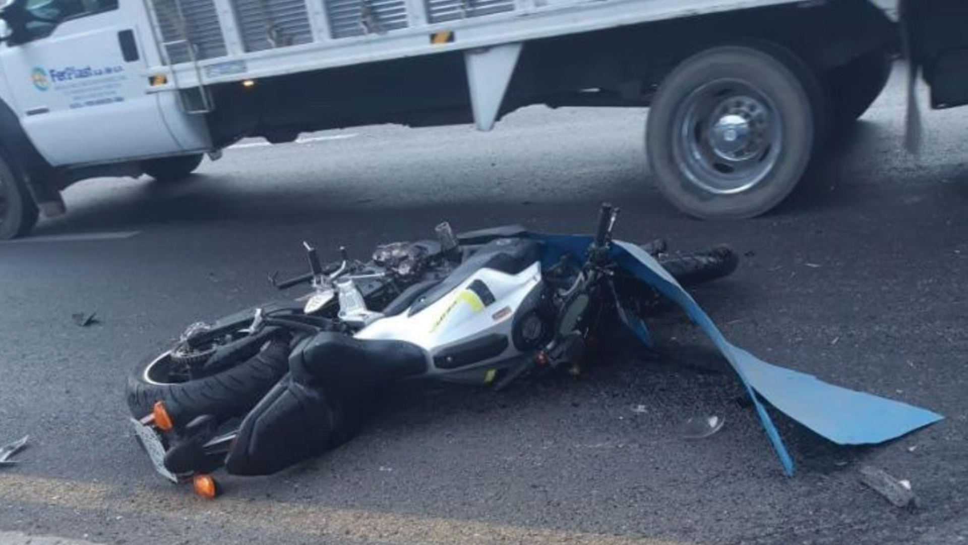 Muere motociclista al chocar contra un tráiler en Texcoco