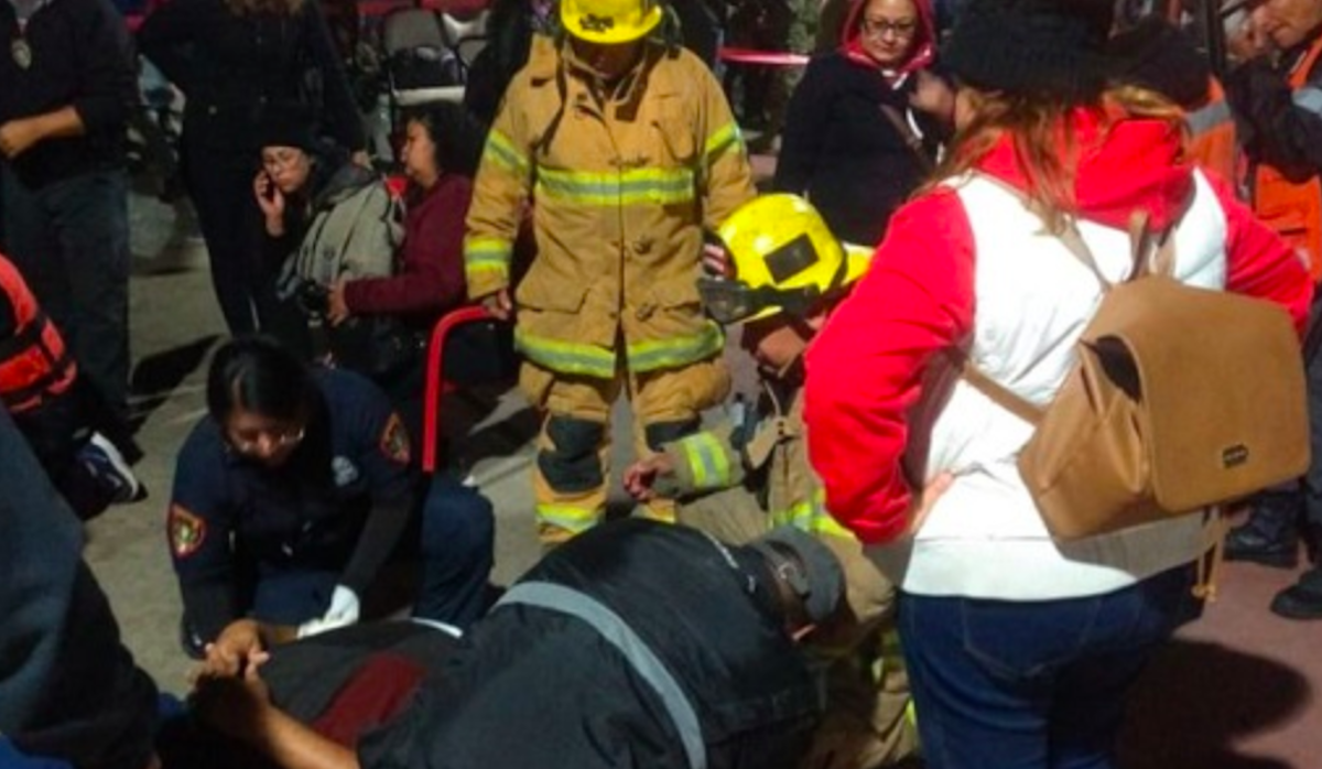 Se derrumba puente en muelle de Ensenada y tira a turistas