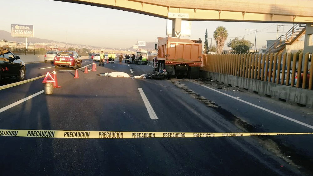 Mueren dos motociclistas tras chocar contra camión en la México-Puebla