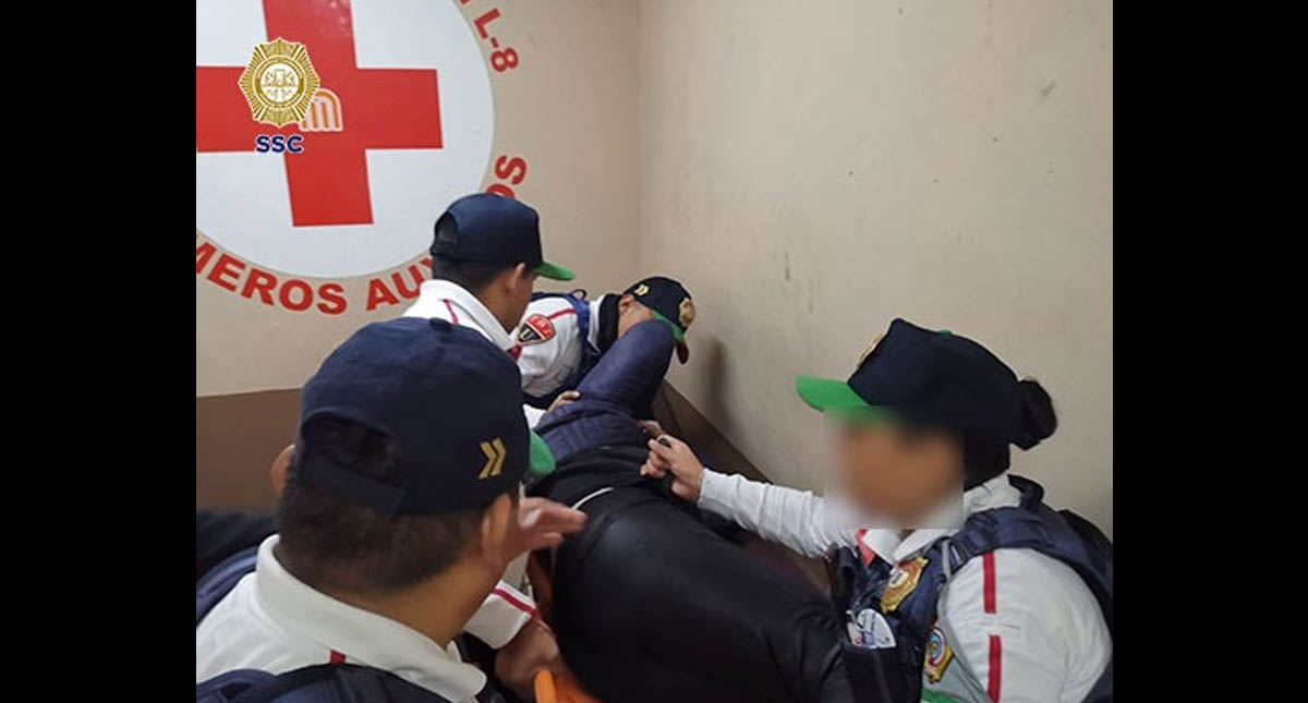 Policías evitan suicidio de mujer en Metro Garibaldi