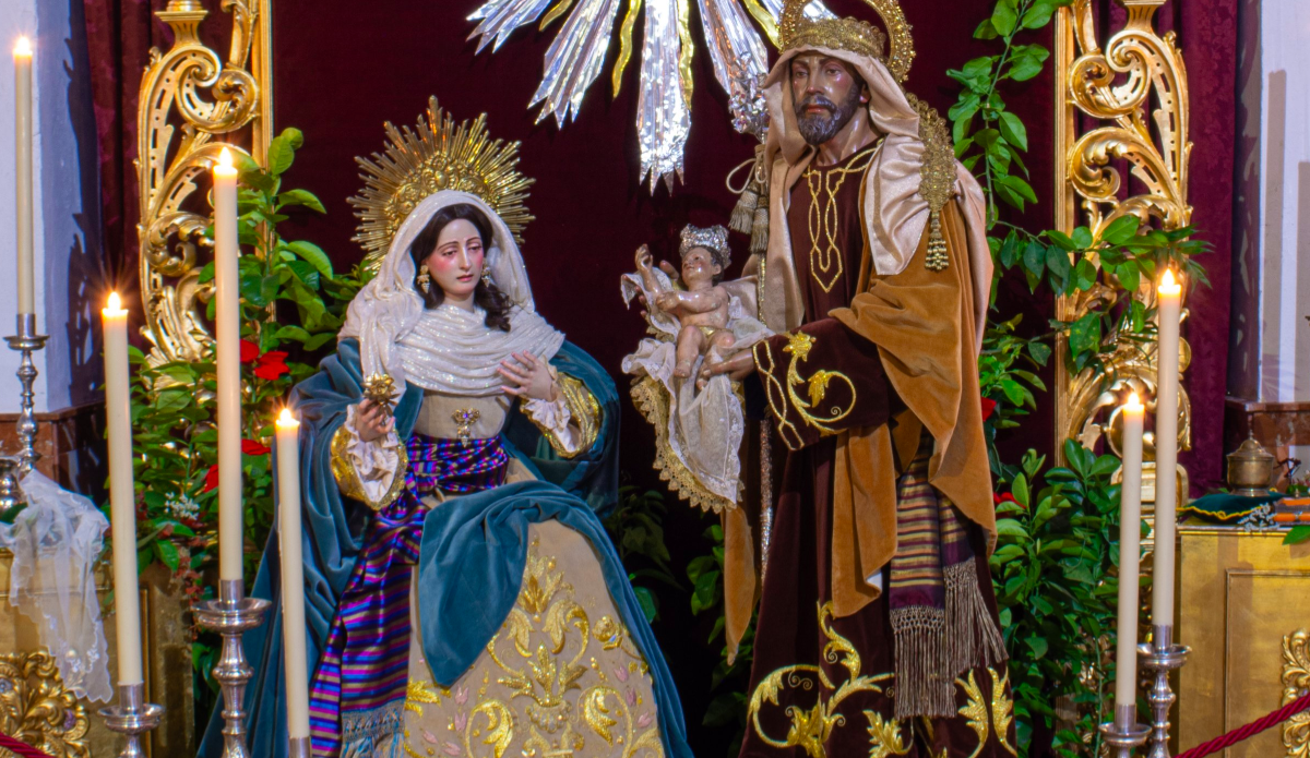 Papa Francisco recibe Nacimiento con María descansando y José cuidando al niño Jesús