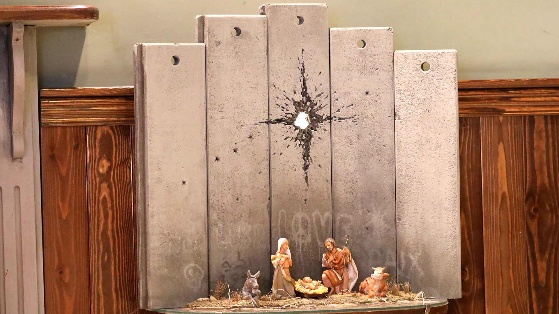 Banksy monta nacimiento con muro israelí baleado en la ciudad de Belén