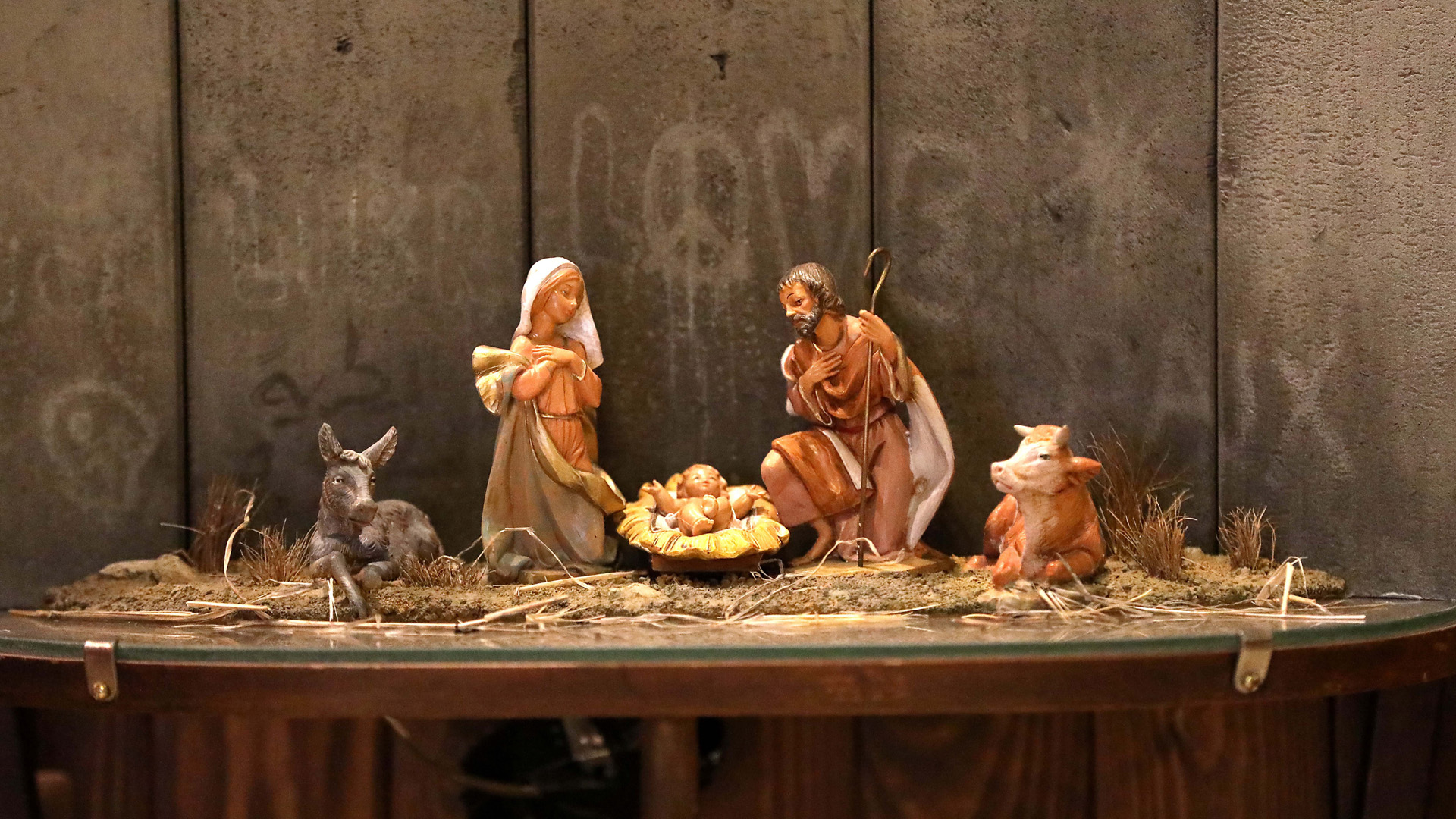 Banksy monta nacimiento con muro israelí baleado en la ciudad de Belén - nacimiento-de-banksy