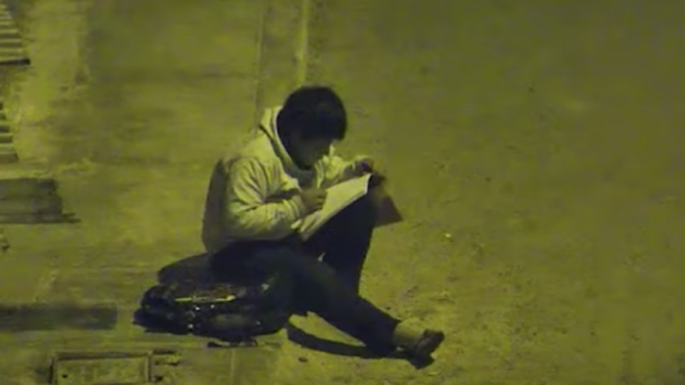 Empresario árabe regala casa a niño que estudiaba bajo alumbrado público - nino-estudia-bajo-alumbrado-publico-de-peru