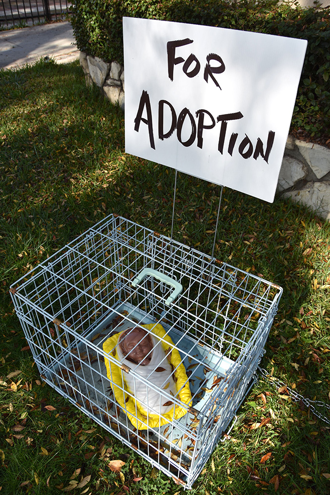 Iglesia emula separación de familias de Trump con nacimiento en jaulas - nino-jesus-puesto-en-adopcion-como-la-politica-migrante-de-trump