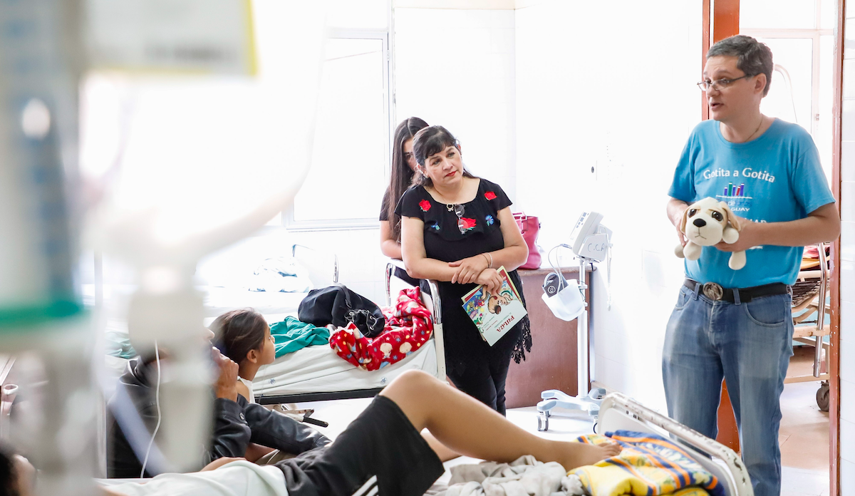 Llevan cuentos navideños hasta hospital pediátrico de Paraguay - ninos-paraguay1