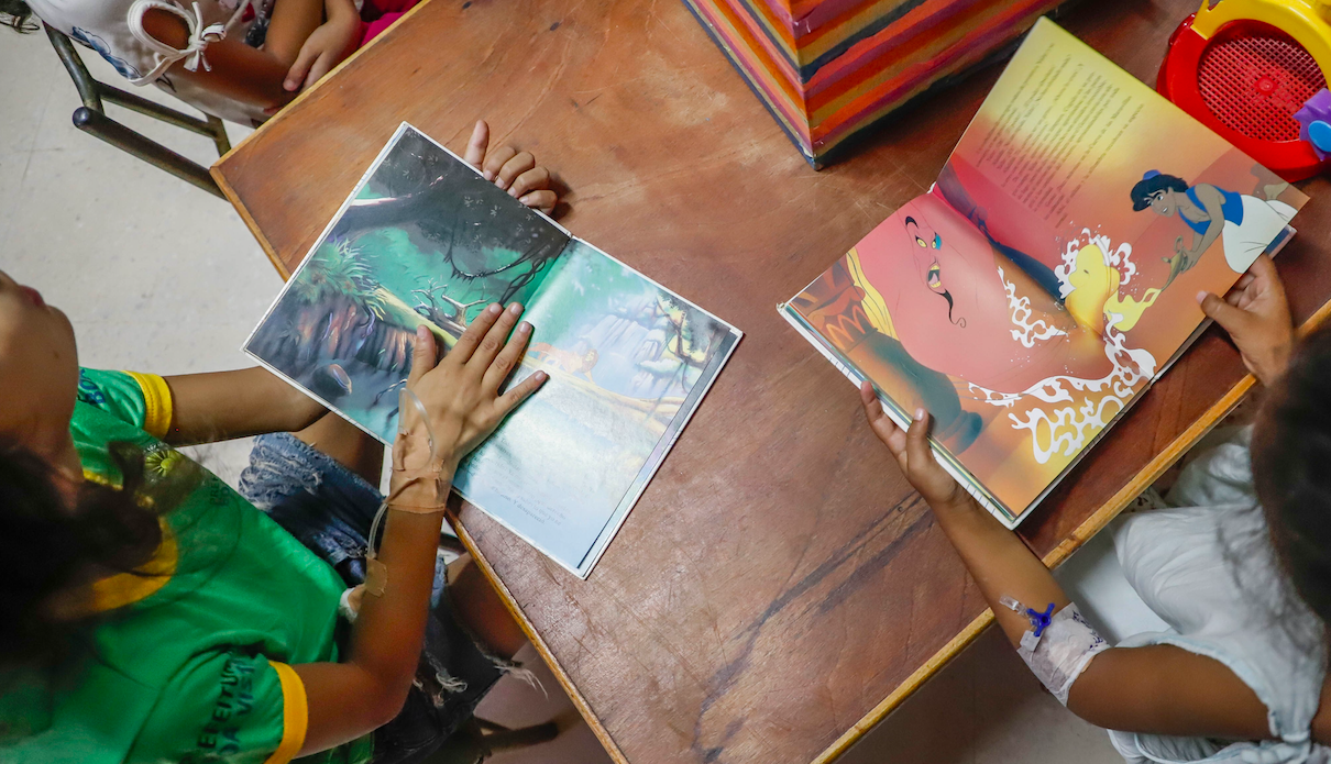 Llevan cuentos navideños hasta hospital pediátrico de Paraguay