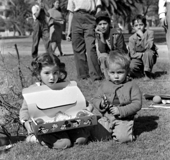 La Navidad en la que México reemplazó a Santa Claus con Quetzalcóatl - ninos-que-recibieron-juguetes